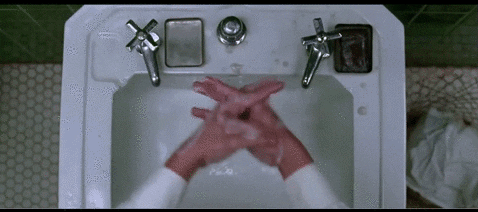 Leonardo Di Caprio wast zijn handen. 